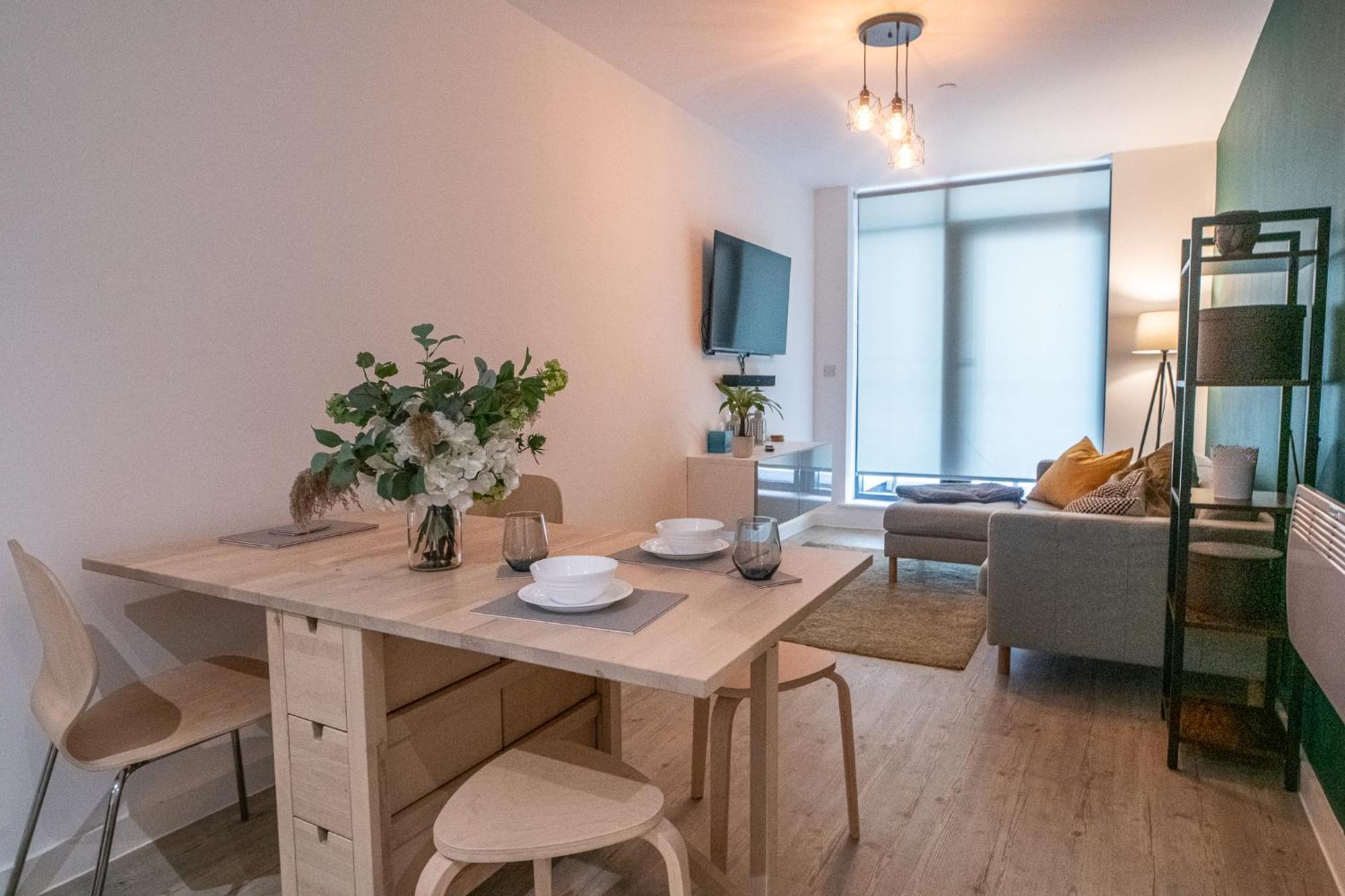 Modern And Spacious Apartment In Salford Quays Manchester Exterior photo