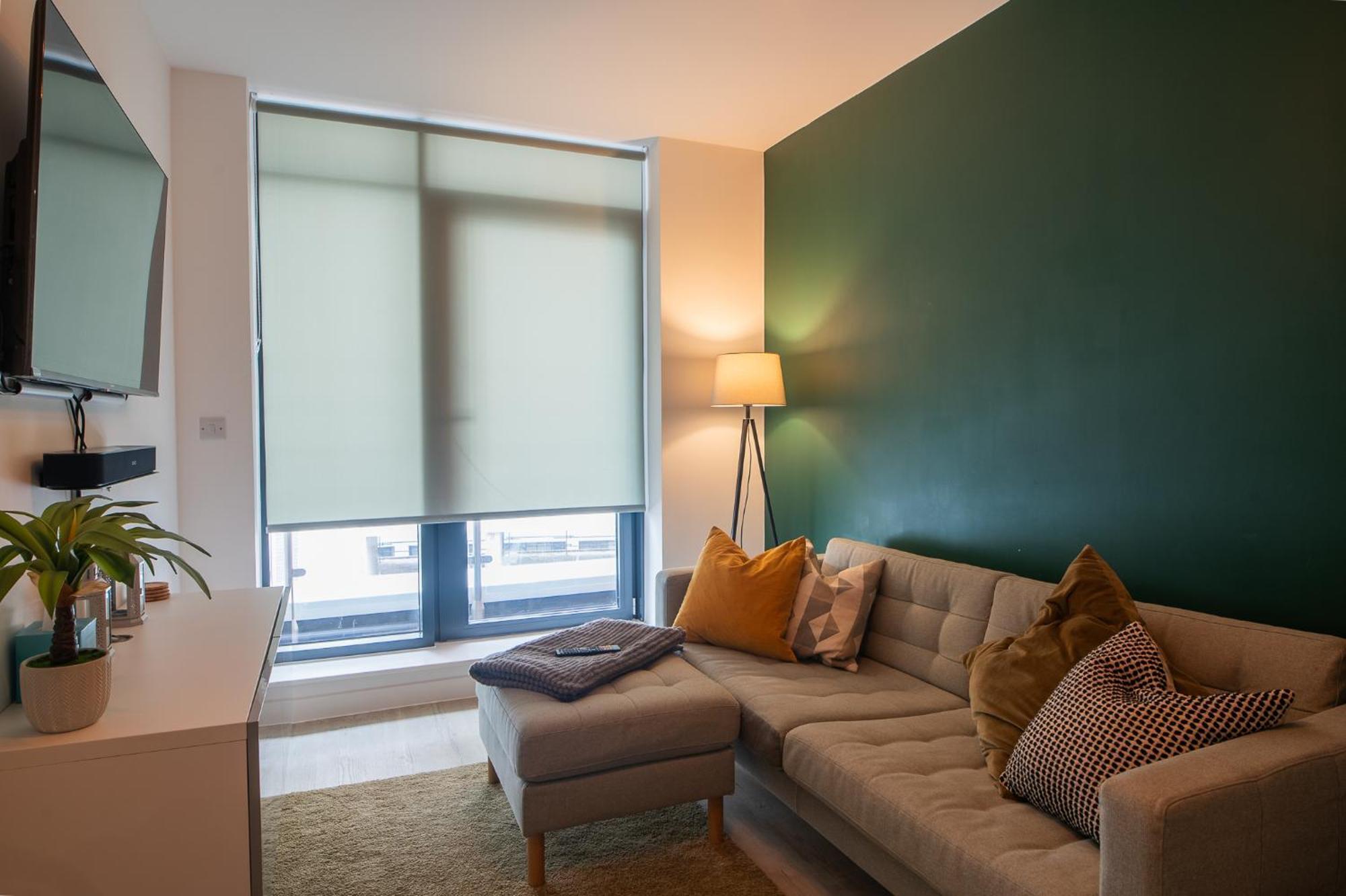 Modern And Spacious Apartment In Salford Quays Manchester Exterior photo